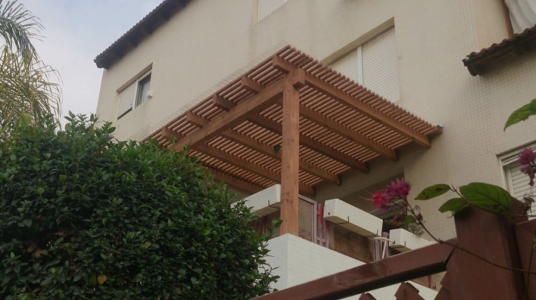 אביגד עבודות עץ, פרגולת אורן, דק, אריחי איפא.